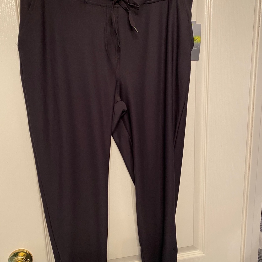 NWT trek gear mid rise ankle pants mid rise Med.